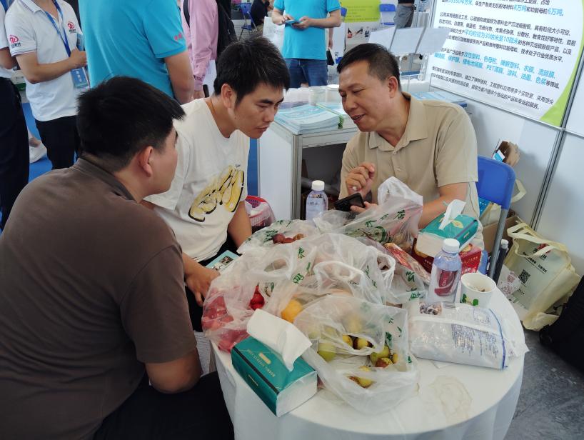 云浮鴻志公司董事長方裕賢先生親臨現(xiàn)場(chǎng)，給客人介紹產(chǎn)品的優(yōu)勢(shì)與應(yīng)用